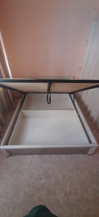 Кровать двухспальная.