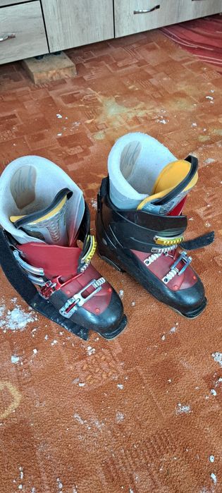 Vând set schiuri+ clăpari 4 perechi