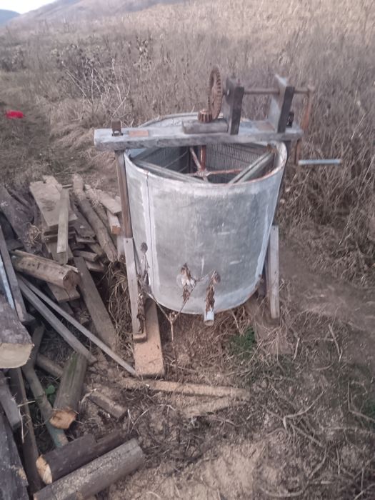 Vând centrifuga veche