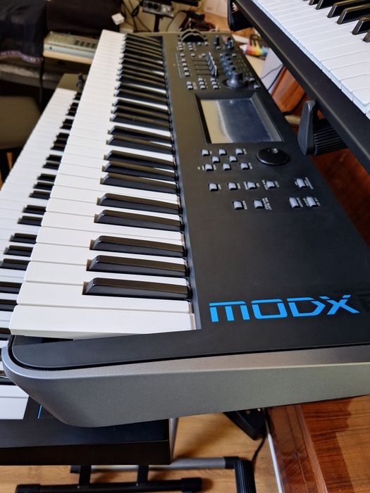 Продавам Yamaha MODX 6