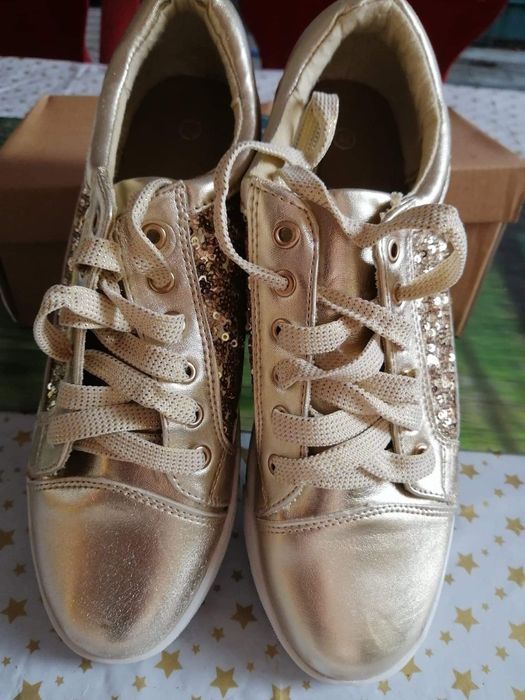 Tenesi noi de dama / moderni / ușori și comozi / mărime 40