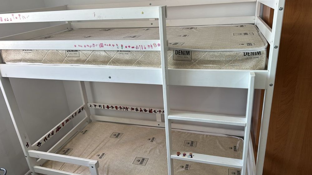 кровать с матрасами