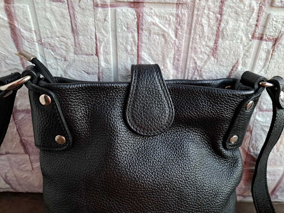 мъжка чанта,черна кожена чантичка-естествена кожа,,малка