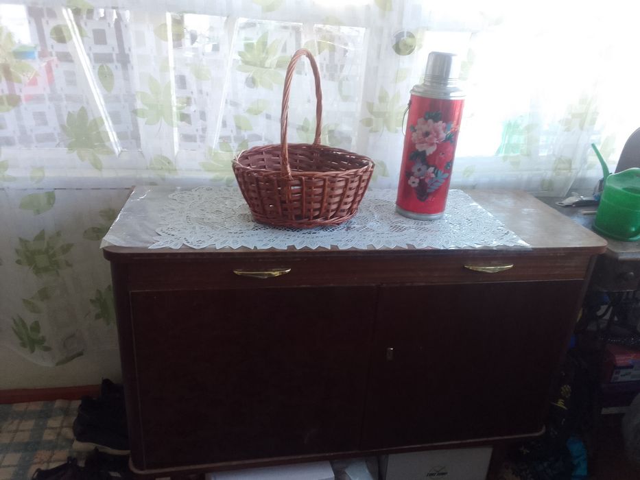 Тумбочка с откидной полкой