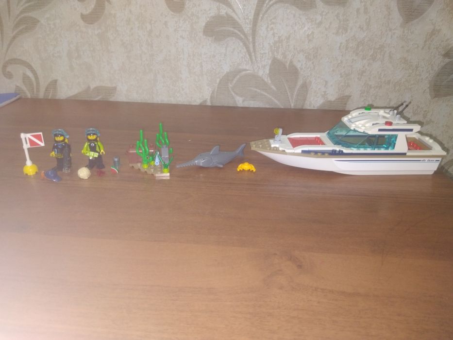 Lego City set (60221), яхта.