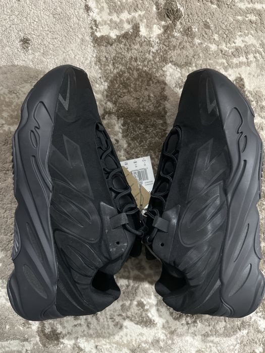 Adidas Yeezy 700 MNVN