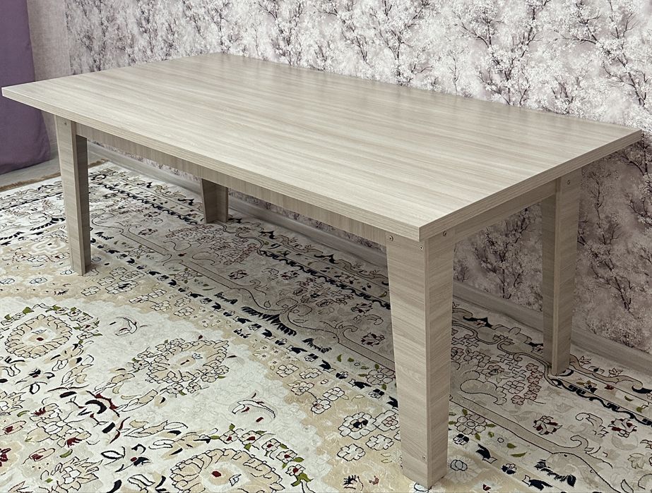 Продается стол и тумбочки