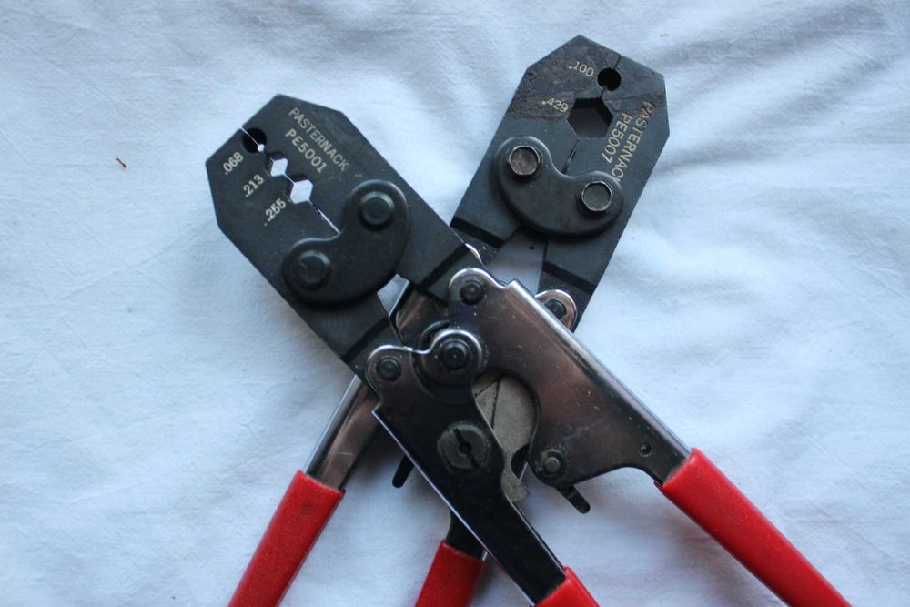 Pereche de 2 clești profesionali de sertizare Pasternack.