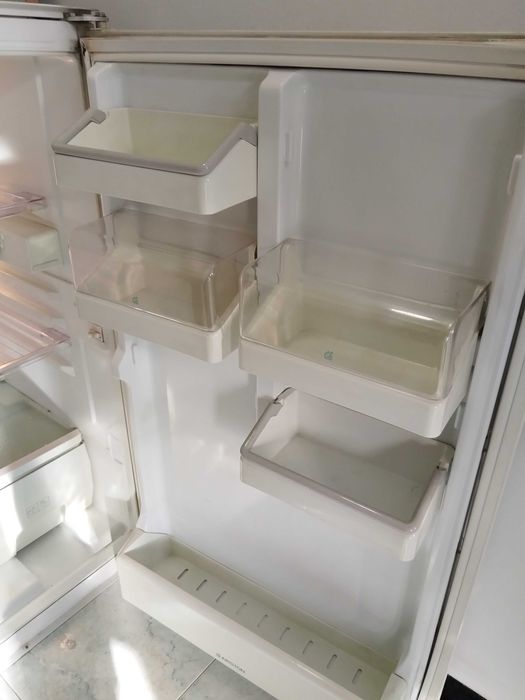 Малък хладилник за вграждане Ariston 160 литра