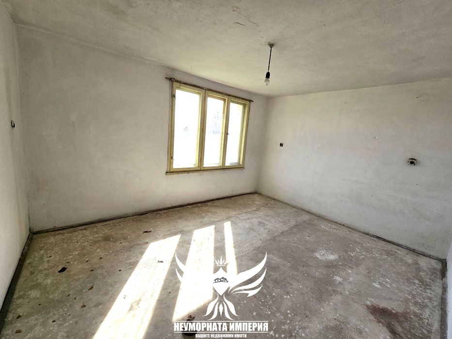 Продавам двуетажна къща 175РЗП и двор 890кв.м. с гараж в с.Кочево