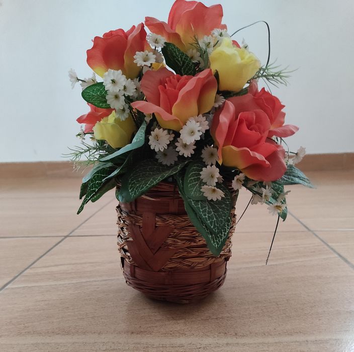 Cos cu flori artificiale 30 cm