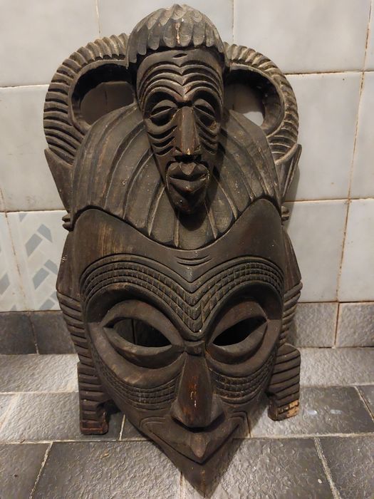 Ръчно изработени, африканки маски от Конго. Цената е 300лв. комплект,