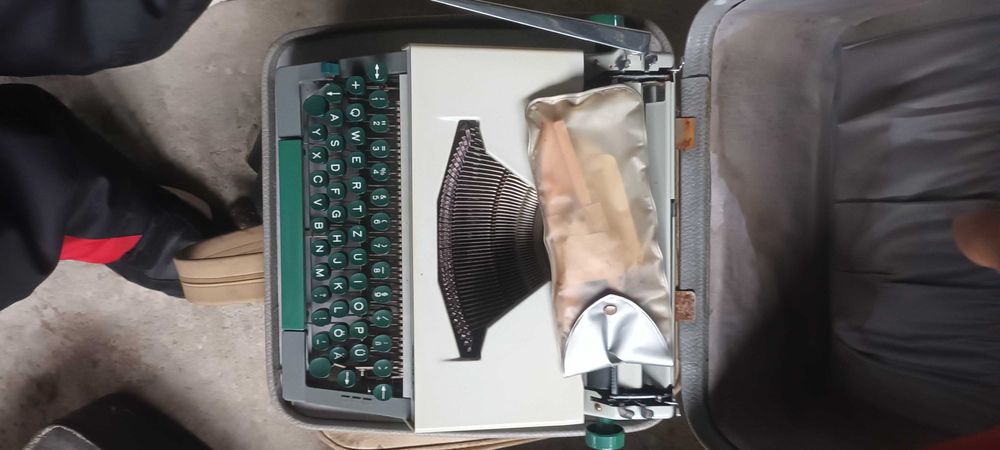 Пишещи машини и части към тях