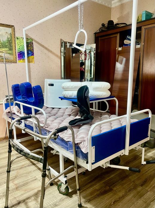 Кровать для лежачих больных и другие полезные приспособления .