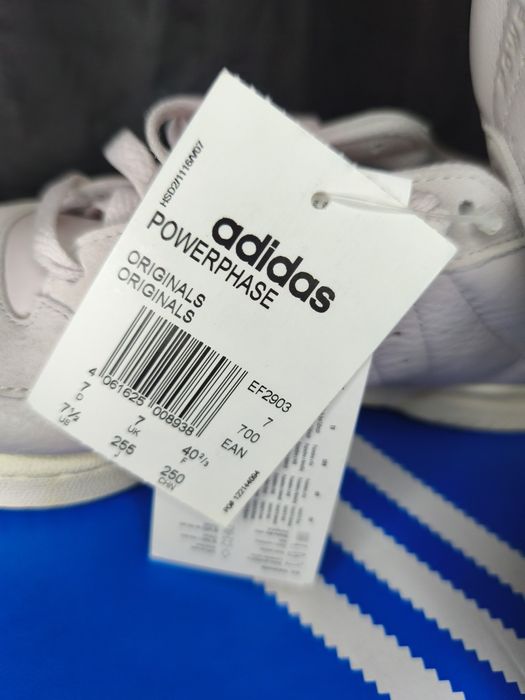 Adidașii noi cu etichetă