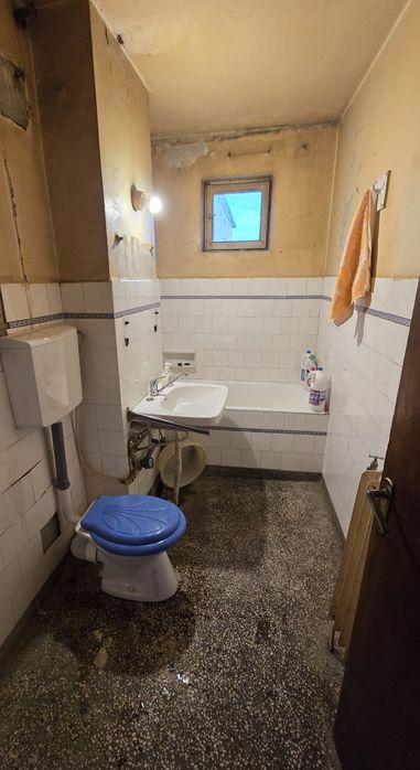 Proprietar vând apartament decomandat 3 camere 90 mp zona Spital Brad