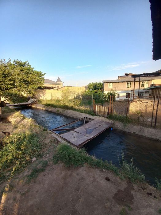 Uy sotiladi Qibray uzumzor mahallasida