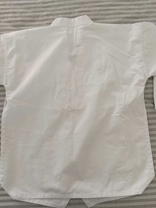 Продавам нагръдник и екип за таекуондо