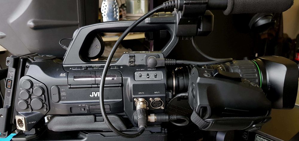 Продавам професионална видеокамера JVC GY-HM750E
