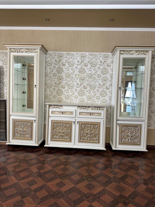 Гостинный сервант с комодом