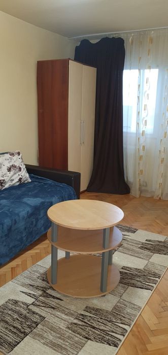 Închiriez garsoniera la etajul 1.
