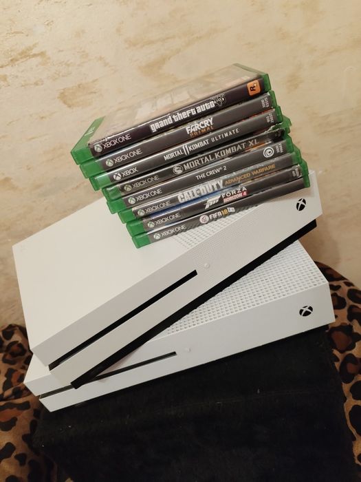 Vând :Xbox one S 1tb  și  jocuri