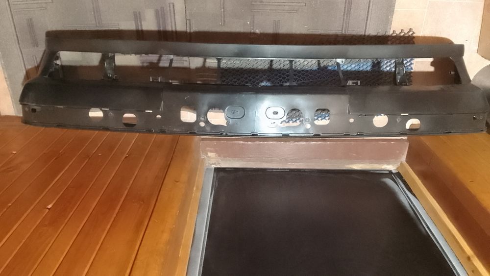 Передний новый бампер Бмв е34. Поцарапан