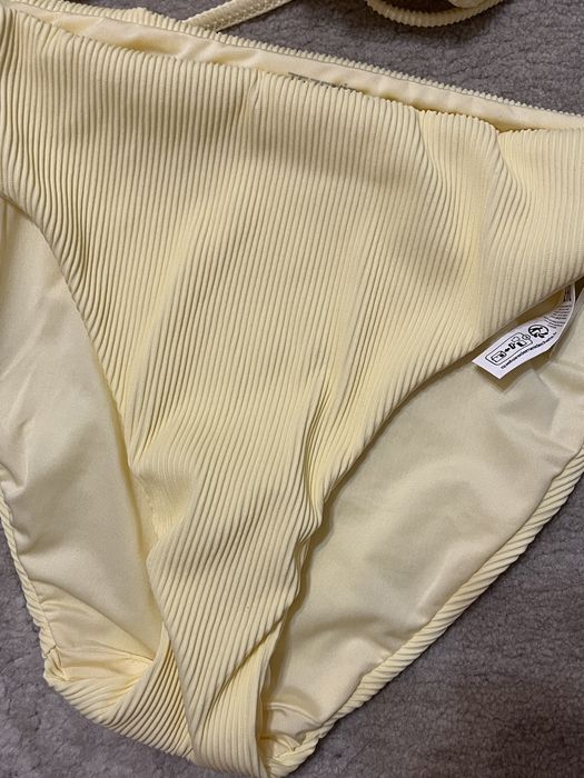 Нов бански Tezenis рипсана материя – пастелно жълт, горнище 80B/75C/70D/65E, долнище S