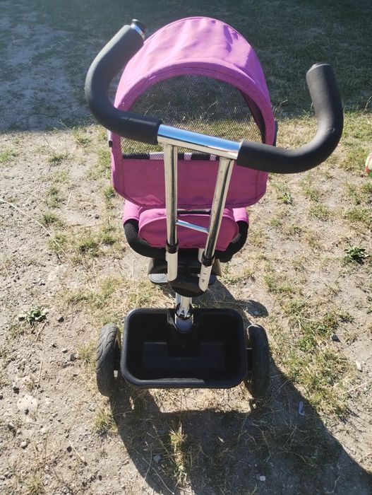 Vând tricicleta pentru fetițe.