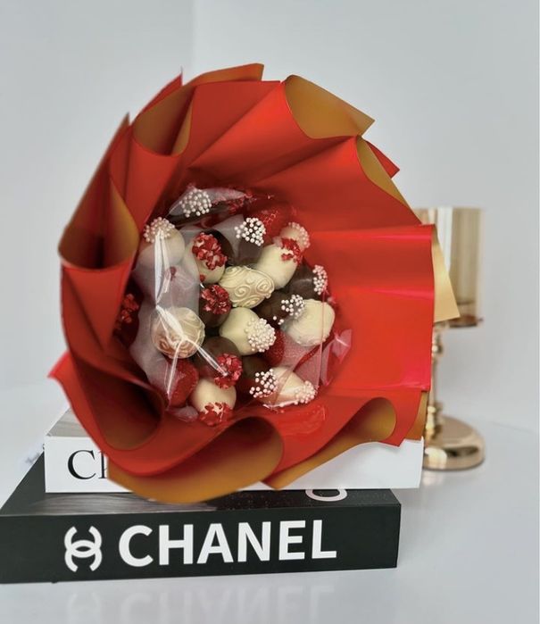 Букет бокс клубника в шоколаде цветы
