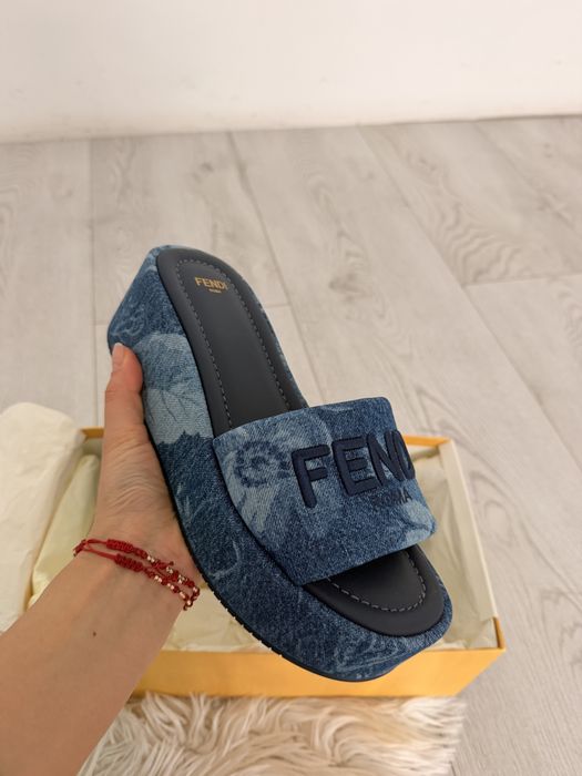 Fendi slapi cu platforma