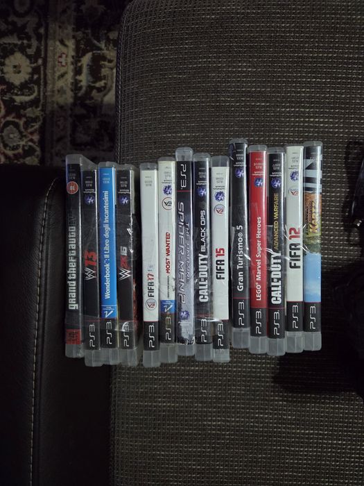 Vând Play Station 3 cu 3 controlere și 13 jocuri.