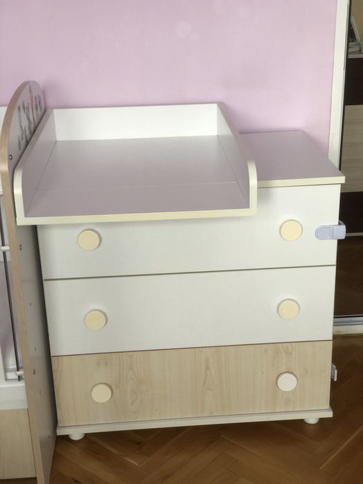 КОМПЛЕКТ Бебешка кошара със скрин и повивалник