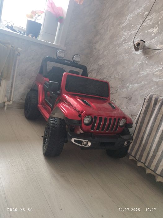 Продам машинку детскую