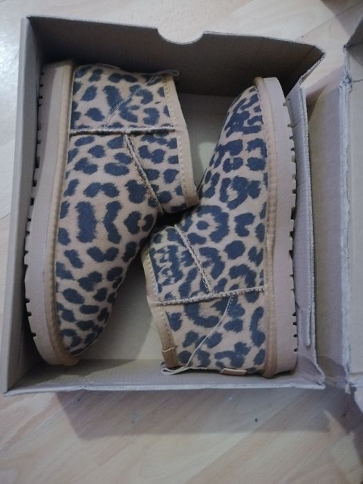 Cizme  tip UGG marime 39 si 40 noi