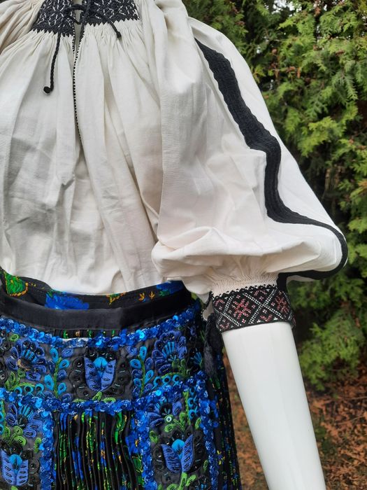 Sort cu bocori si fusta plisata haine traditionale, populare