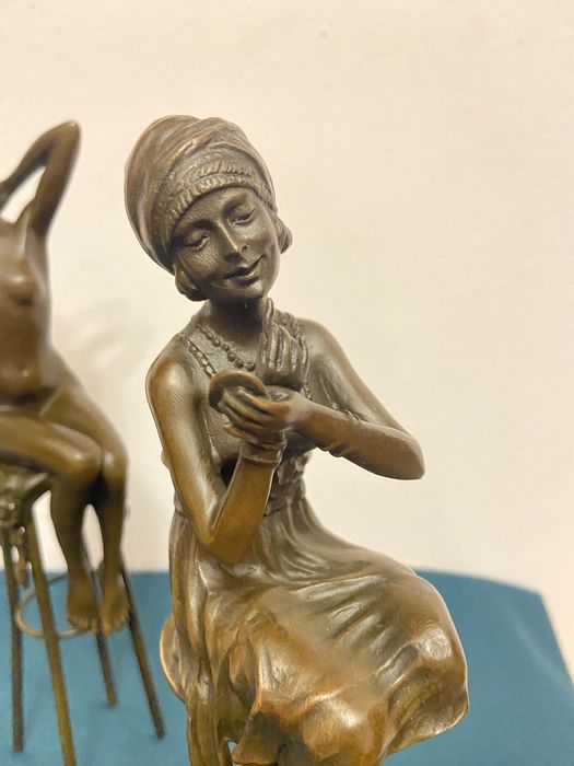 Statuete bronz , înălțime 28 cm , semnate D.H.Chiparus / pret bucata