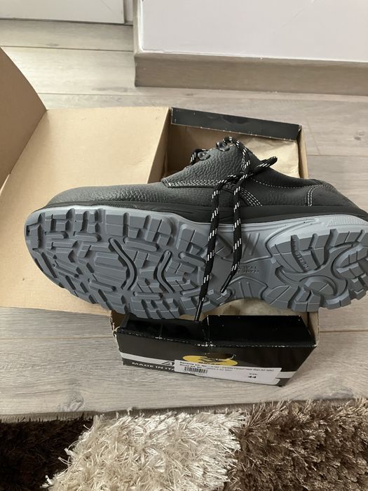 Bocanci de lucru noi bicap ,numarul 44 ,nepurtati