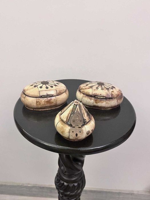 Set 3 casete si scrumiera sidef decoratiuni metalice bibelou bibelouri