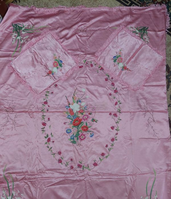 Покрывало на кровать и две наволочки на подушка (покрывало на полуторк