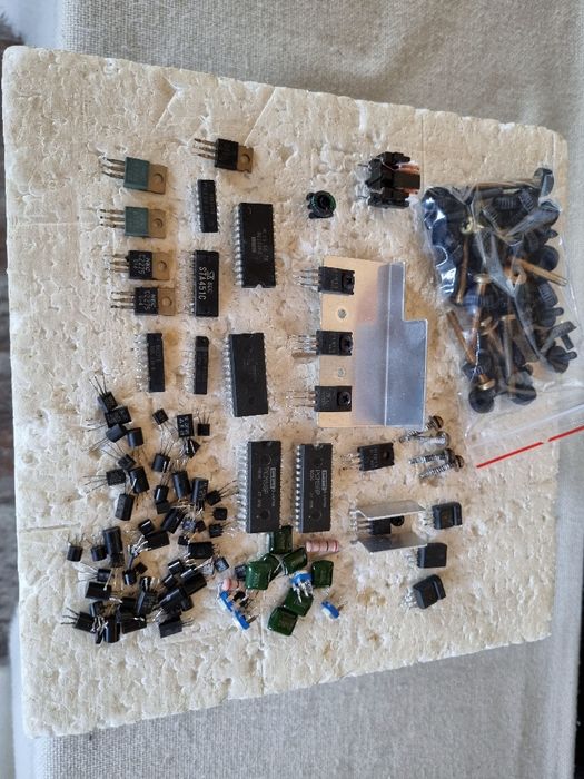 Pachet dif piese, Tranzistori, Integrate, etc. Perfecta stare.