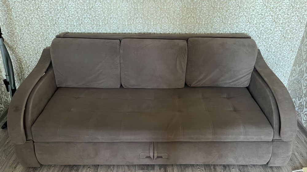 Продам диван раскладной.Снизу 2 ящика.Удобный и вместительный диван