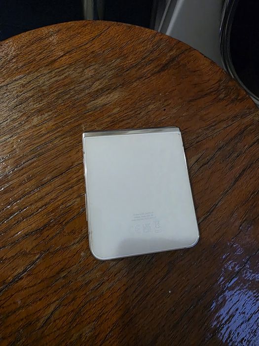 Samsung z flip 5.   512