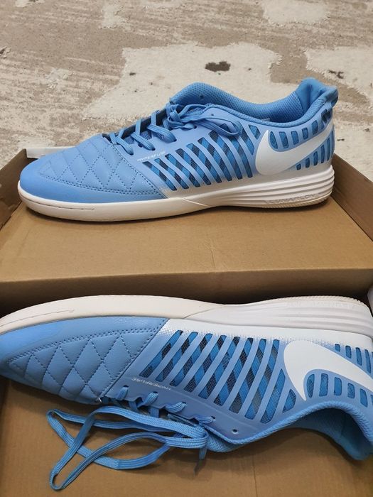 Продам футзалки новые