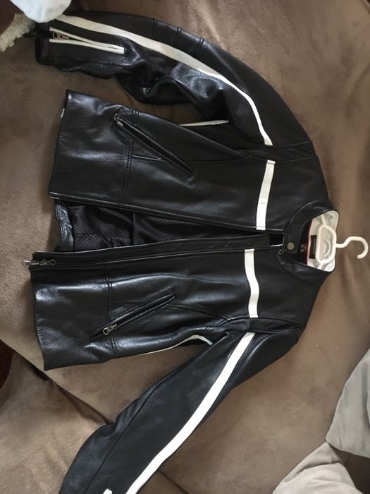 Vând geaca de piele