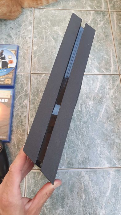 PS4 + 2 джойстика + 2 игри + кабели
