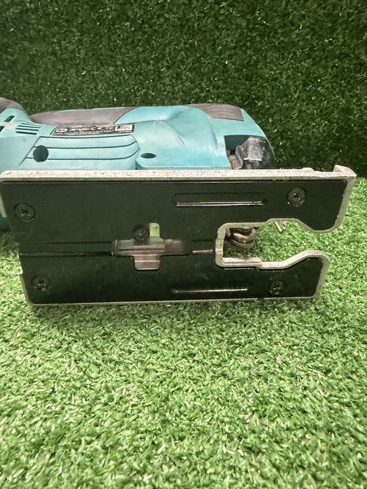 Безчетково зеге на Makita DJV182 с регулаж на оборотите