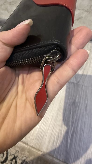 Продам кожаный кошелек Christian Louboutin