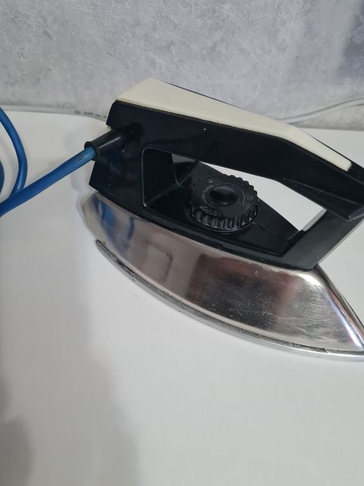 Продам утюг () в хорошем состоянии