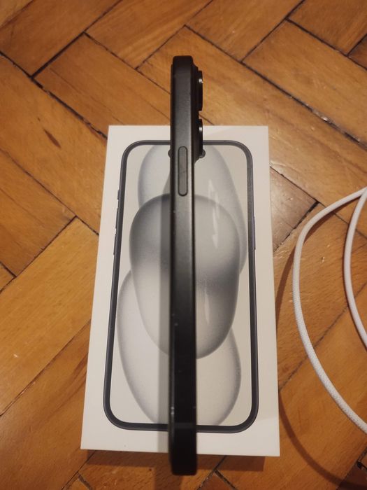 Продавам iPhone 15 128GB